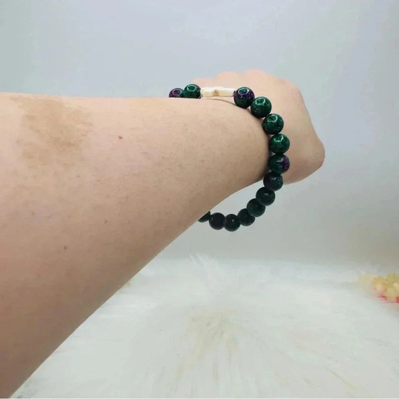 Green w/ hints of purple Cross Beaded Bracelet - Picture 5 of 6